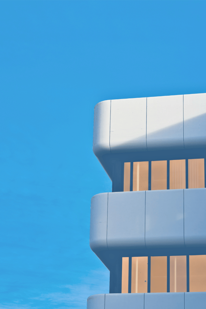 Gebäude mit orangenen Fenstern, blauer Himmel