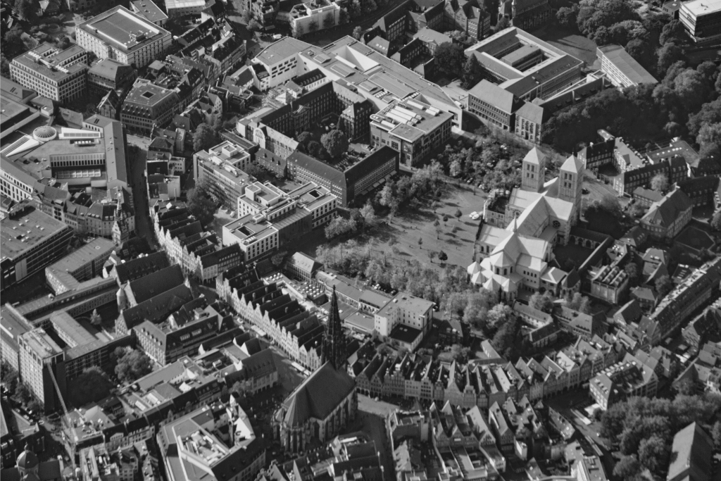 Münster von oben, Innenstadt mit Dom, schwarz-weiß